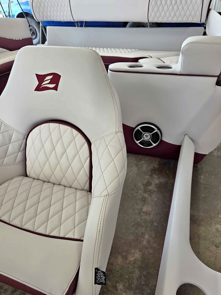 Custom pontoon boat seats